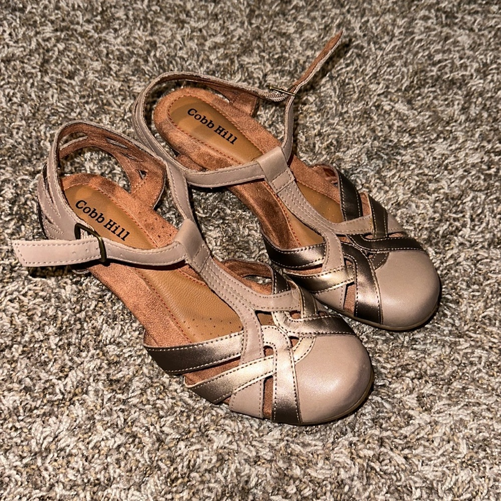 Cobb Hill Women’s Aubrey T-Strap Heel Sandal Tan/Silver Size 8